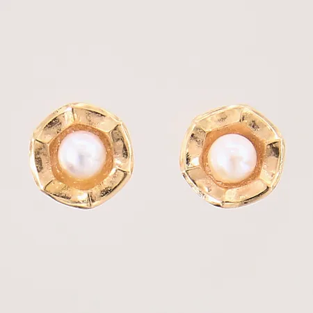 Ett par örhängen med odlad saltvattens pärla, Ø6,3mm, saknar snurrebus, 18K 