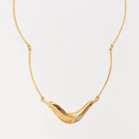 Collier med 8/8-slipade diamanter 2 x 0,01ct, halvstelt, längd 39cm, bredd 1-7mm, 18K Vikt: 7,1 g