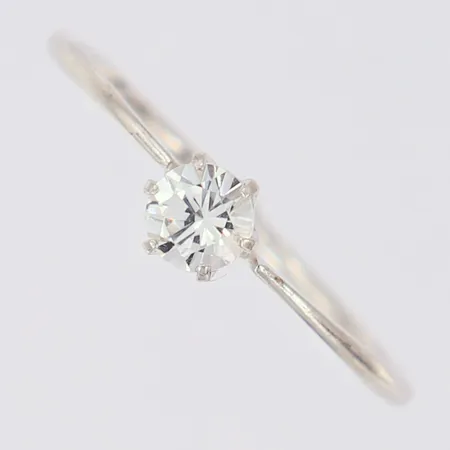 Ring med vit sten, stl: 18, bredd: 1,2mm, silver 925/1000 Vikt: 0,9 g
