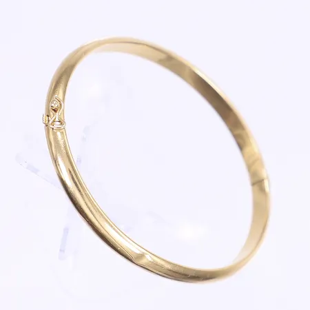 Armring öppningsbar 62x52mm, bredd 5mm, ihålig, bucklig, 18K Vikt: 9,8 g