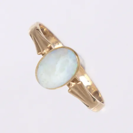 Ring med sliten vit sten, stl 18, bredd 2-9mm, gravyr bucklig skena, 14K Vikt: 1,9 g