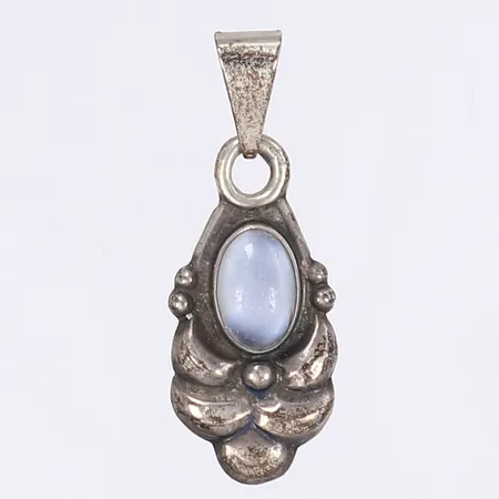 Hänge med vit sten längd inkl ögla 40mm bredd 15mm gravyr 830/1000 Vikt: 2,2 g