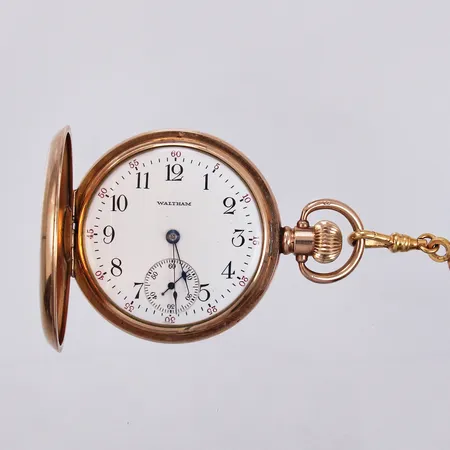 Fickur Waltham Savonette Ø ca 48mm, boettnr 889348, graverad, går ej att vrida upp/går ej, doublé, bucklig/repig, klockkedja doublé, inga tillbehör 