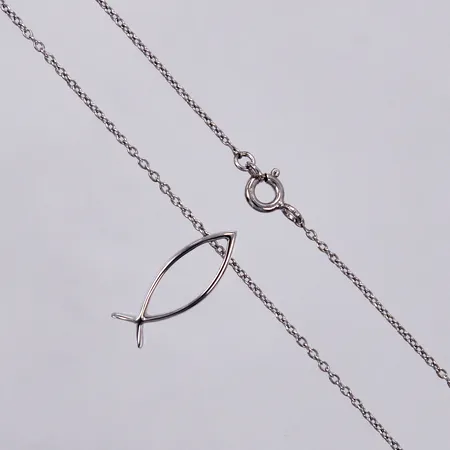 Kedja med hänge fisk, längd kedja: ca 46cm, bredd: ca 1mm, längd hänge: ca 1,7cm, bredd: ca 6mm, 925/1000 silver  Vikt: 2,2 g