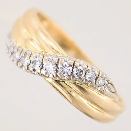 Ring med diamanter 0,20ct enligt gravyr, stl: 18, bredd: 2,5mm, fattning i vitguld, 18K  Vikt: 3,3 g