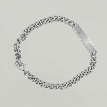 Armband med bricka, längd 18 cm, bredd 6 mm, nysilver Vikt: 10,5 g