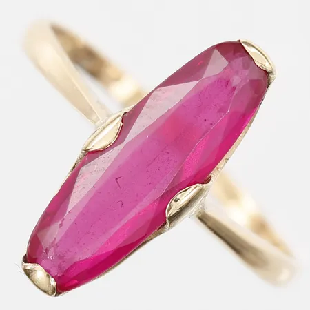Ring med syntetisk rubin, stl 18¼, 18K, bruttovikt 2,7g Vikt: 2,7 g