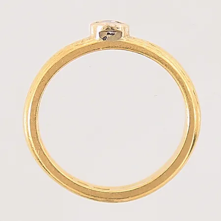 Ring, defekt, fattning i 18K, gravyr, 23K Vikt: 6,5 g