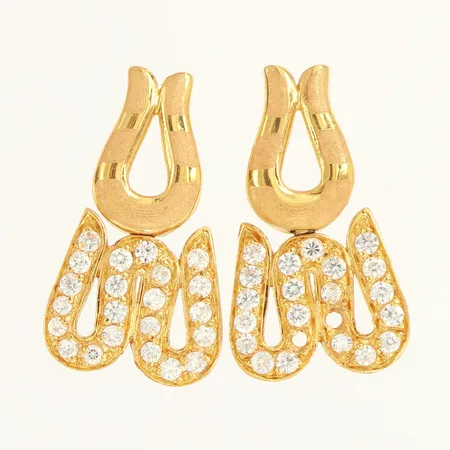 Ett par örhängen med vita stenar, längd: 2cm, bredd: 5-14mm, skruvlås saknas, stenar saknas, ostämplad, 18K  Vikt: 4,3 g