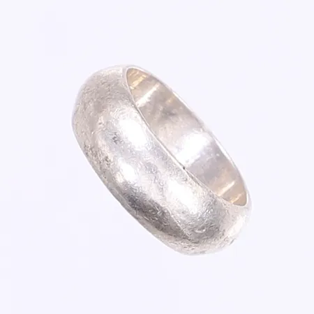 Ring slät stl 17¼, bredd 7mm, repig, silver 925/1000 Vikt: 6,5 g