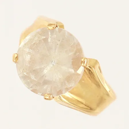 Ring med vit sten, stl: 16, bredd: 2,8mm, bucklig skena, 18K  Vikt: 3 g