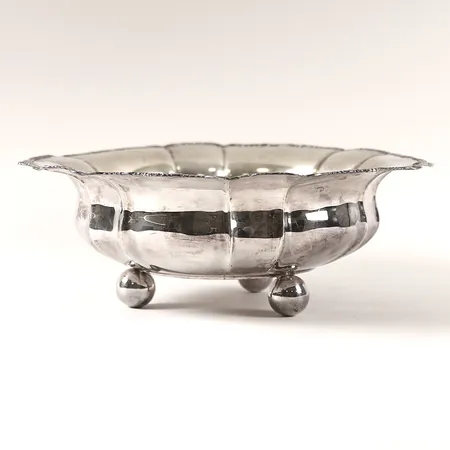 Skål, veckad form, invändigt förgylld, troligen finska stämplar, Ø28, höjd 10cm, graverad undertill, slitage, silver. Vikt: 475 g