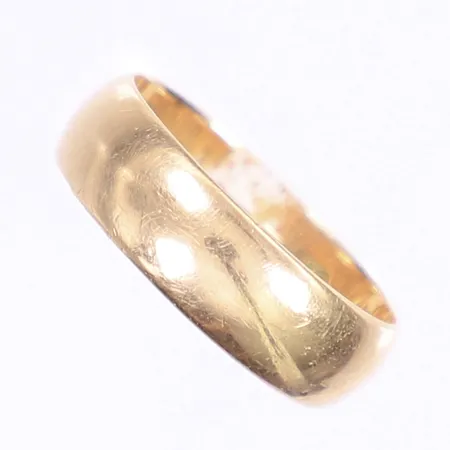 Ring slät stl 18¾, bredd 6mm, gravyr, 18K Vikt: 5,1 g