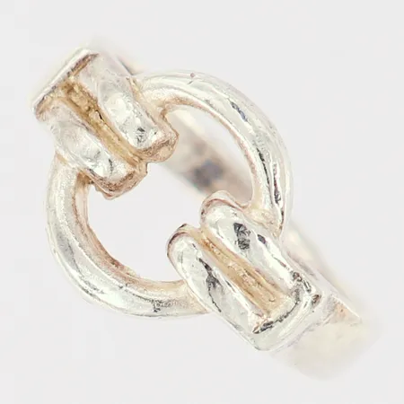 Ring med dekor, stl: 16½, bredd: 2,8mm, repig skena, silver 925/1000 Vikt: 3,5 g