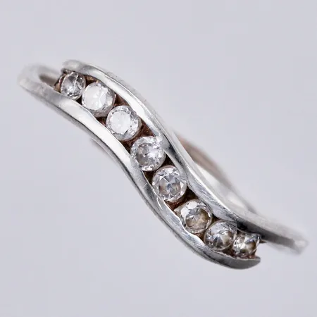 Ring med vita stenar, stl: ca 16¼, bredd: ca 2-4mm, 925/1000 silver  Vikt: 1,2 g