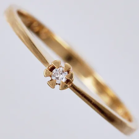 Ring med diamant ca 1x0,02ct stl: 16¾ bredd: ca 1-3mm stjärnringen, 18K Vikt: 1,5 g