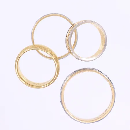 Fyra graverade ringar defekt, mittdelar på två av ringarna ej ädelmetall troligen tenn, 18K Bruttovikt: 27,4g Vikt: 27,4 g