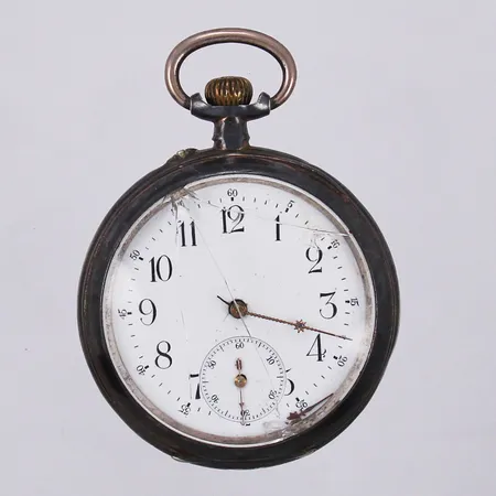 Fickur, Ø ca 48mm, sekundvisare, boettnr 51544, en visare saknas, sprucket glas, två boetter 800/1000 silver bruttovikt 85,3g 