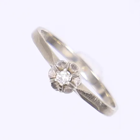 Ring med dia 0,04ct enl gravyr stl 16¾ bredd 2-5mm vitguld 18K Vikt: 1,5 g