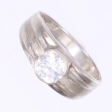 Ring med vit sten stl 18, bredd 3-7mm, silver 925/1000 Vikt: 3 g