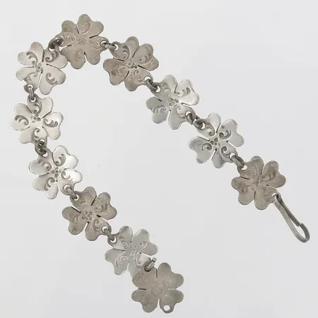 Armband med dekor av fyrklöver, längd 17cm, bredd 13mm, tillverkad av Harald Grahm, Stockholm 1948, silver 830/1000 Vikt: 7,3 g