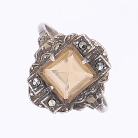 Ring med brun sten och markasiter stl 16¾, bredd 1-14mm, silver 830/1000 Vikt: 1,8 g