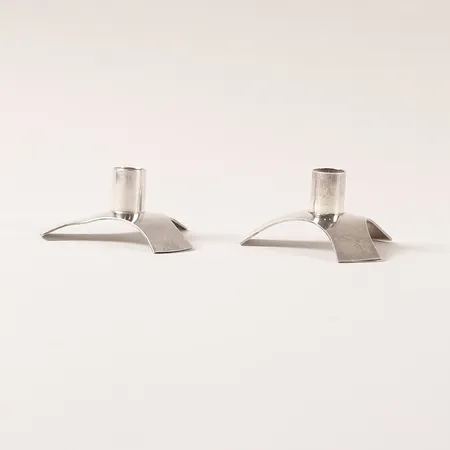 Ett par ljusstakar, Nils Modéus, Jönköping år 2006, signerade, höjd: 30mm, bredd: 70mm, smärre bruksslitage, 925/1000 silver.  Vikt: 55,9 g