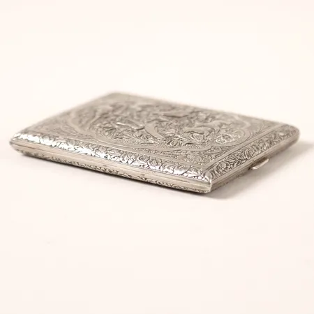 Cigarettetui med dekor av fåglar samt blommor, invändig gravyr, förgylld insida, gummiband invändigt, silver 830/1000 Vikt: 116,6 g