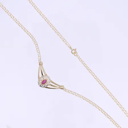 Halscollier Bismarck med dia 10xca 0,005ctv och röd sten GHA längd 42cm bredd 3-12mm 18K Vikt: 5,6 g