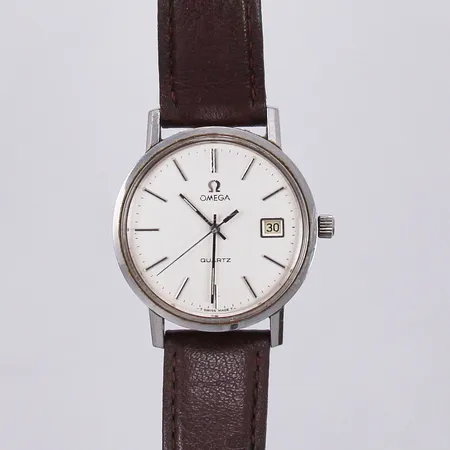 Herrur Omega, quartz, nr 1342, Ø ca 34mm, stål, datum, repigt glas, batteribyte krävs, med läderband, inga tillbehör 