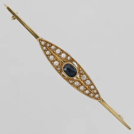 Brosch med safir samt seedpärlor, tillverkad av Hugo Strömdahl, Stockholm 1923, längd 50cm, bredd 6mm, 18K guld Vikt: 2,5 g