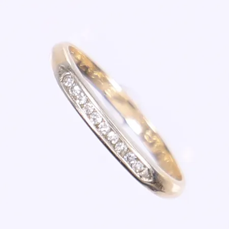 Ring med diamanter 10x ca 0,01ct stl 16¾, bredd 2mm, gravyr, 14K Vikt: 1,6 g