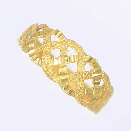Ring med genombruten dekor stl 16 bredd 2-7mm bucklig skena 21K Vikt: 1,9 g