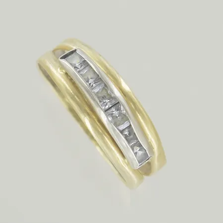 Ring med stenar,Ø 16¼ mm, ojämn skena, 18K Vikt: 1,1 g