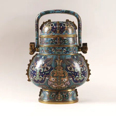 Kärl med lock, cloisonné, Kina, Qingdynastin, arkaiserande form med polykrom dekor, höjd inklusive hänkel 32,5cm, åldersbetingat slitage.  Vikt: 0 g