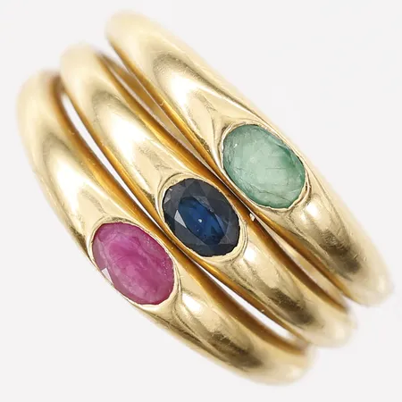 Ring med smaragd rubin samt safir, stl: 17½, tillverkad av Hallbergs, 18K guld Vikt: 6,5 g