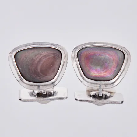 Ett par manschettknapppar med pärlemo, svensk importstämpel, silver Vikt: 14,5 g