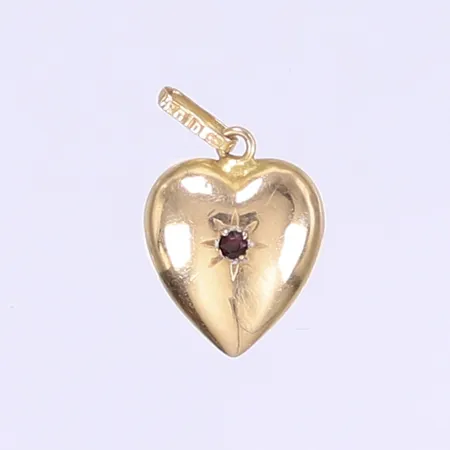 Hänge hjärta med röd sten längd inkl ögla 20mm bredd 12mm gravyr 18K Vikt: 0,9 g
