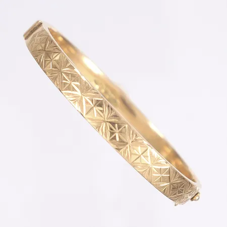 Armband präglad dekor, stelt öppningsbart, Ø60mm, säkerhetskedja, gravyr, 14K Vikt: 13,1 g