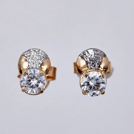 Ett par örhängen med vita stenar, längd: ca 7mm, bredd: ca 4-5mm, 14K  Vikt: 1 g