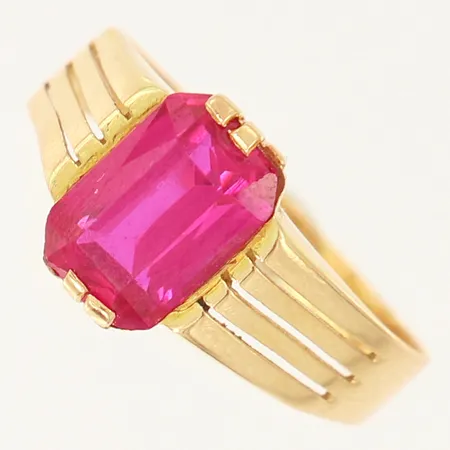 Ring med rosta sten, stl: 18, bredd:2,9mm, gravyr, bucklig skena, sliten fattning, 18K  Vikt: 2,3 g