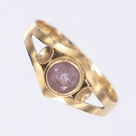 Ring med lila sten stl 17 bredd 2-8mm grayr skev skena 18K  Vikt: 1,4 g