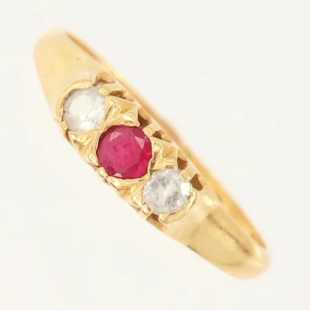 Ring med rosa och vita stenar, stl: 17¼, bredd: 1,8mm, skev skena, 18K  Vikt: 2,3 g