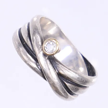 Ring med vit sten stl 17¼, bredd 4-8mm, silver 925/1000 Vikt: 5,2 g