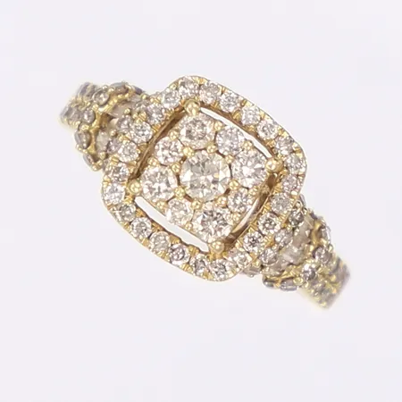 Ring med diamanter totalt 1,00ctv enl. gravyr stl 16½ bredd 1-10mm saknar en diamant 18K Vikt: 3 g