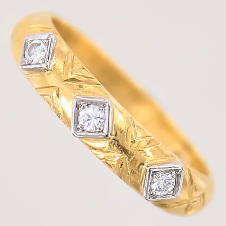 Ring med diamanter 3xca 0,03ct, stl: 16¾, bredd: 4mm, vitguldsdetaljer, gravyr, 23K Vikt: 5,9 g