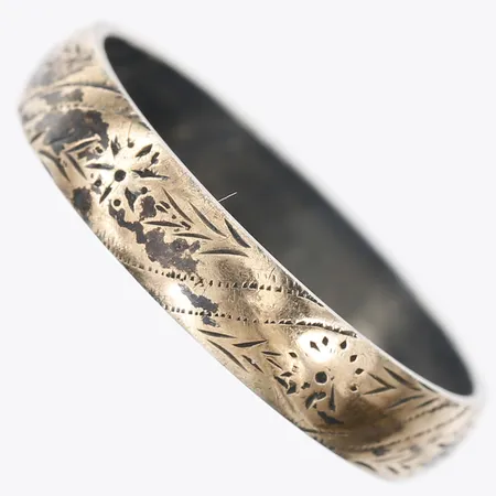 Ring vitmetall samt guld, tillverkad år 1893, gravyr, stl: 20, vitmetall samt 18K guld, beräknad guldvikt 0,5gram Vikt: 3,1 g