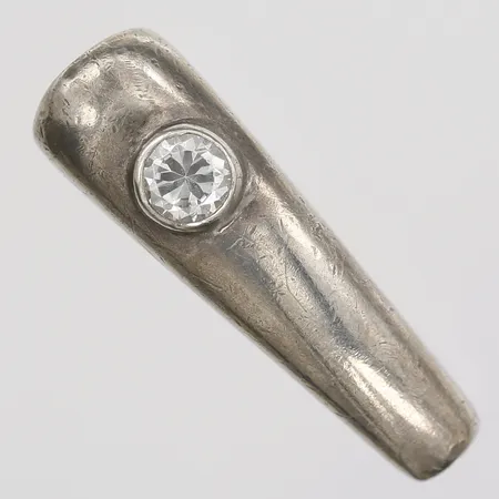 Ring med vit sten, stl: 17¼, bredd: 5 - 8mm, bruksslitage, 925/1000 silver. Vikt: 7,3 g