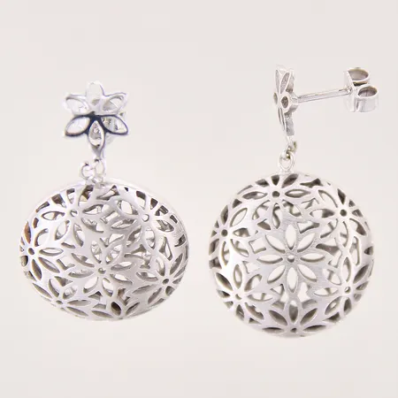 Ett par örhängen med genombruten dekor, 35x20,5mm, matt/blank, vitguld, 18K Vikt: 9,4 g
