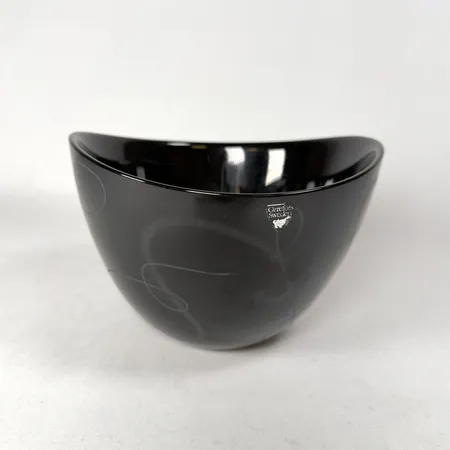 Skål, Ingegerd Råman, Orrefors, "Slowfox", svartröd glasmassa med etsad dekor, etsad stämpel Orrefors, höjd 10, längd 15,5cm Skickas med paket.